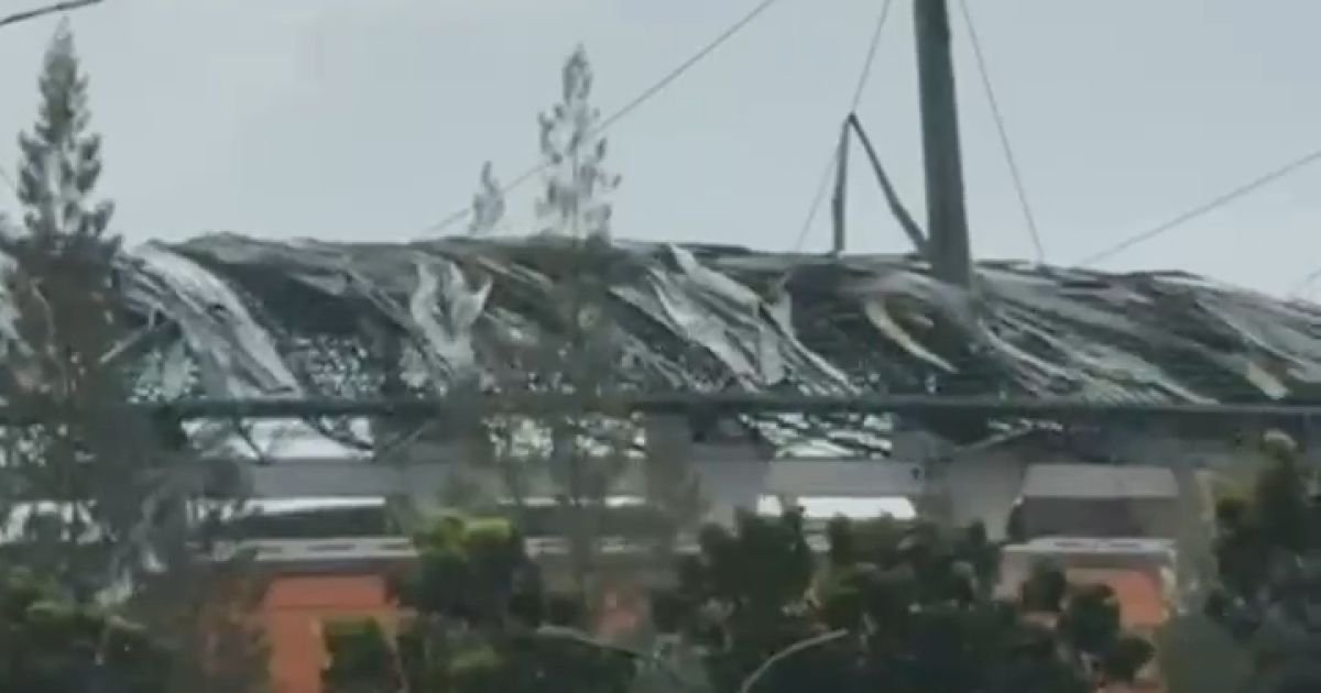 Hujan dan Angin Kencang Terjang Cibinong, Atap Stadion Pakansari dan Videotron Rusak, Pohon Bertumbangan